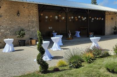 Miniature Location salle Bazoches-en-Dunois (Eure-et-Loir) - Ferme des Festivités #2 Décoration champêtre avec panneaux directionnels, fleurs, et accessoires pour un événement en extérieur.