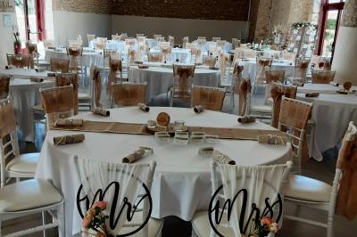 Miniature Location salle Bazoches-en-Dunois (Eure-et-Loir) - Ferme des Festivités #9 Décoration champêtre avec panneaux directionnels, fleurs, et accessoires pour un événement en extérieur.