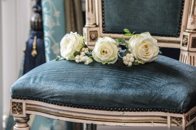 Miniature Location salle Quesmy (Oise) - Château de Quesmy #21 Chambre élégante avec murs bleus, lit double, cheminée, miroir doré, armoire en bois et tapis géométrique.