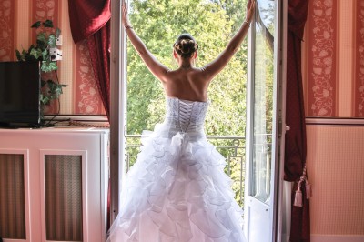 Miniature Location salle Quesmy (Oise) - Château de Quesmy #22 Chambre élégante avec murs bleus, lit double, cheminée, miroir doré, armoire en bois et tapis géométrique.