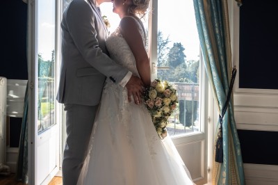 Miniature Location salle Quesmy (Oise) - Château de Quesmy #23 Chambre élégante avec murs bleus, lit double, cheminée, miroir doré, armoire en bois et tapis géométrique.