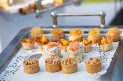 Miniature Location salle Quesmy (Oise) - Château de Quesmy #25 Chambre élégante avec murs bleus, lit double, cheminée, miroir doré, armoire en bois et tapis géométrique.