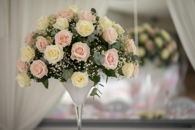 Miniature Location salle Quesmy (Oise) - Château de Quesmy #27 Chambre élégante avec murs bleus, lit double, cheminée, miroir doré, armoire en bois et tapis géométrique.