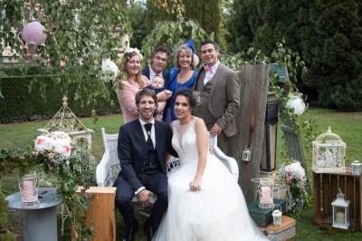 Miniature Location salle Quesmy (Oise) - Château de Quesmy #28 Chambre élégante avec murs bleus, lit double, cheminée, miroir doré, armoire en bois et tapis géométrique.