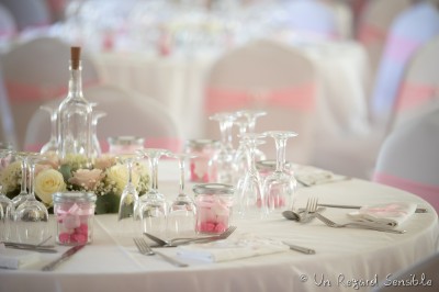 Miniature Location salle Quesmy (Oise) - Château de Quesmy #31 Chambre élégante avec murs bleus, lit double, cheminée, miroir doré, armoire en bois et tapis géométrique.