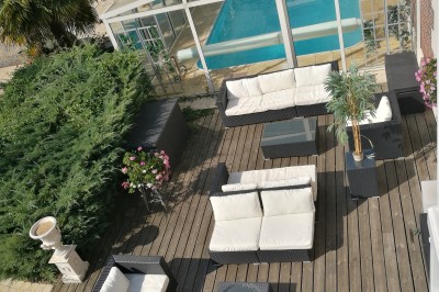Miniature Location salle Quesmy (Oise) - Château de Quesmy #32 Chambre élégante avec murs bleus, lit double, cheminée, miroir doré, armoire en bois et tapis géométrique.