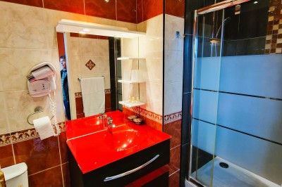 Miniature Location salle Quesmy (Oise) - Château de Quesmy #42 Chambre élégante avec murs bleus, lit double, cheminée, miroir doré, armoire en bois et tapis géométrique.