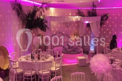 Miniature Location salle Le Raincy (Seine-Saint-Denis) - Le Chalet des Pins #5 Scène de DJ éclairée par des lumières colorées, entourée de rideaux rouges et de haut-parleurs dans une salle.