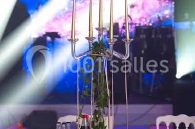 Miniature Location salle Le Raincy (Seine-Saint-Denis) - Le Chalet des Pins #10 Scène de DJ éclairée par des lumières colorées, entourée de rideaux rouges et de haut-parleurs dans une salle.