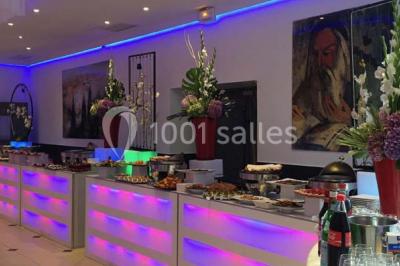 Miniature Location salle Le Raincy (Seine-Saint-Denis) - Le Chalet des Pins #16 Scène de DJ éclairée par des lumières colorées, entourée de rideaux rouges et de haut-parleurs dans une salle.