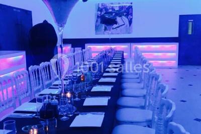 Miniature Location salle Le Raincy (Seine-Saint-Denis) - Le Chalet des Pins #3 Scène de DJ éclairée par des lumières colorées, entourée de rideaux rouges et de haut-parleurs dans une salle.