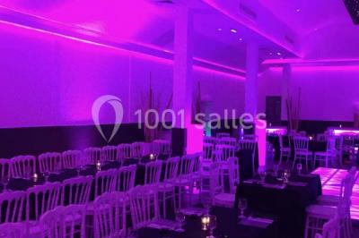 Miniature Location salle Le Raincy (Seine-Saint-Denis) - Le Chalet des Pins #4 Scène de DJ éclairée par des lumières colorées, entourée de rideaux rouges et de haut-parleurs dans une salle.