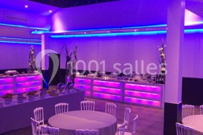 Miniature Location salle Le Raincy (Seine-Saint-Denis) - Le Chalet des Pins #19 Scène de DJ éclairée par des lumières colorées, entourée de rideaux rouges et de haut-parleurs dans une salle.