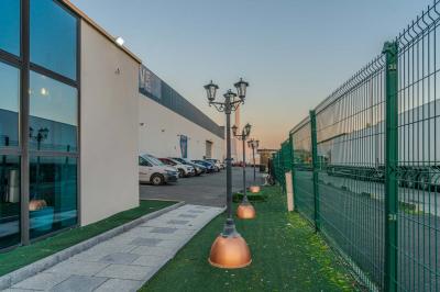 Miniature Location salle Villeneuve-le-Roi (Val-de-Marne) - Le Boston #10 Salle intérieure avec terrain de sport entouré de filets, tables et chaises disposées sur un sol en gazon synthétique.