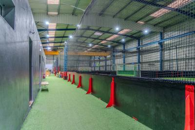 Miniature Location salle Villeneuve-le-Roi (Val-de-Marne) - Le Boston #15 Salle intérieure avec terrain de sport entouré de filets, tables et chaises disposées sur un sol en gazon synthétique.