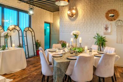 Miniature Location salle Villeneuve-le-Roi (Val-de-Marne) - Le Boston #6 Salle intérieure avec terrain de sport entouré de filets, tables et chaises disposées sur un sol en gazon synthétique.