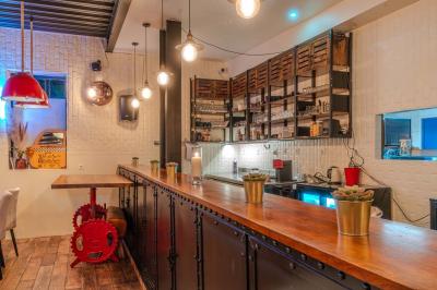 Miniature Location salle Villeneuve-le-Roi (Val-de-Marne) - Le Boston #9 Salle intérieure avec terrain de sport entouré de filets, tables et chaises disposées sur un sol en gazon synthétique.