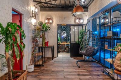 Miniature Location salle Villeneuve-le-Roi (Val-de-Marne) - Le Boston #12 Salle intérieure avec terrain de sport entouré de filets, tables et chaises disposées sur un sol en gazon synthétique.