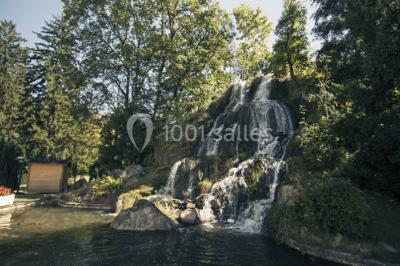 Un public assis dans une salle de conférence, attentif à une présentation sur une scène éclairée.