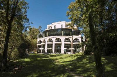 Un public assis dans une salle de conférence, attentif à une présentation sur une scène éclairée.