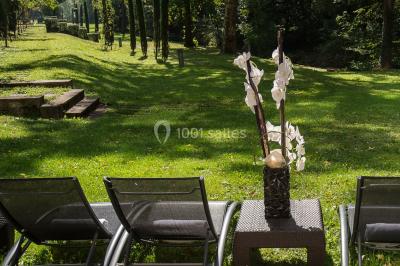 Un public assis dans une salle de conférence, attentif à une présentation sur une scène éclairée.