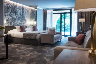 Un public assis dans une salle de conférence, attentif à une présentation sur une scène éclairée.