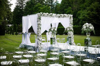 Un public assis dans une salle de conférence, attentif à une présentation sur une scène éclairée.