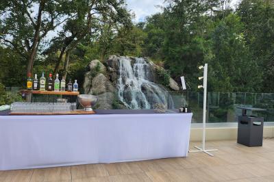 Un public assis dans une salle de conférence, attentif à une présentation sur une scène éclairée.