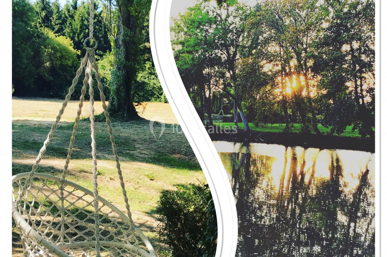 Chaise suspendue en corde dans un jardin et coucher de soleil reflété sur un étang entouré d'arbres.