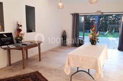 Miniature Location salle Caderousse (Vaucluse) - Domaine de la Lusignane #6 Salle décorée pour un événement, avec des tables alignées, nappes blanches, chemins de table rouges et lanternes suspendues.