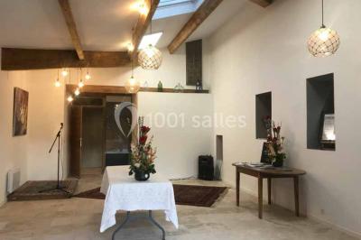 Miniature Location salle Caderousse (Vaucluse) - Domaine de la Lusignane #7 Salle décorée pour un événement, avec des tables alignées, nappes blanches, chemins de table rouges et lanternes suspendues.