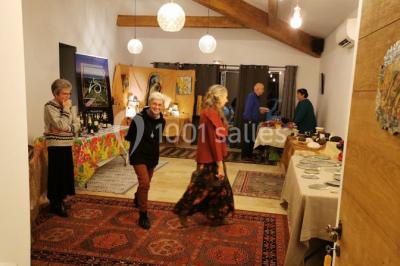 Miniature Location salle Caderousse (Vaucluse) - Domaine de la Lusignane #8 Salle décorée pour un événement, avec des tables alignées, nappes blanches, chemins de table rouges et lanternes suspendues.