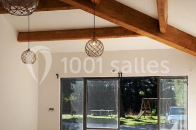 Miniature Location salle Caderousse (Vaucluse) - Domaine de la Lusignane #5 Salle décorée pour un événement, avec des tables alignées, nappes blanches, chemins de table rouges et lanternes suspendues.