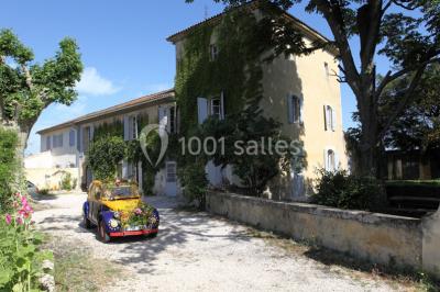 Miniature Location salle Caderousse (Vaucluse) - Domaine de la Lusignane #1 Salle décorée pour un événement, avec des tables alignées, nappes blanches, chemins de table rouges et lanternes suspendues.