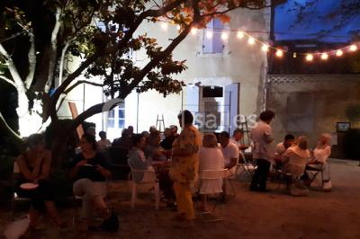 Miniature Location salle Caderousse (Vaucluse) - Domaine de la Lusignane #11 Salle décorée pour un événement, avec des tables alignées, nappes blanches, chemins de table rouges et lanternes suspendues.
