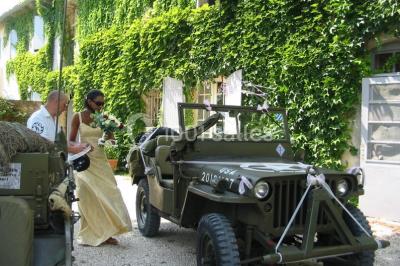 Miniature Location salle Caderousse (Vaucluse) - Domaine de la Lusignane #12 Salle décorée pour un événement, avec des tables alignées, nappes blanches, chemins de table rouges et lanternes suspendues.