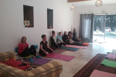 Miniature Location salle Caderousse (Vaucluse) - Domaine de la Lusignane #14 Salle décorée pour un événement, avec des tables alignées, nappes blanches, chemins de table rouges et lanternes suspendues.