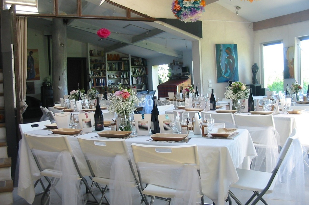 Location salle Caderousse (Vaucluse) - Domaine de la Lusignane #17 Salle décorée pour un repas festif avec tables dressées, nappes blanches, fleurs et chaises pliantes.