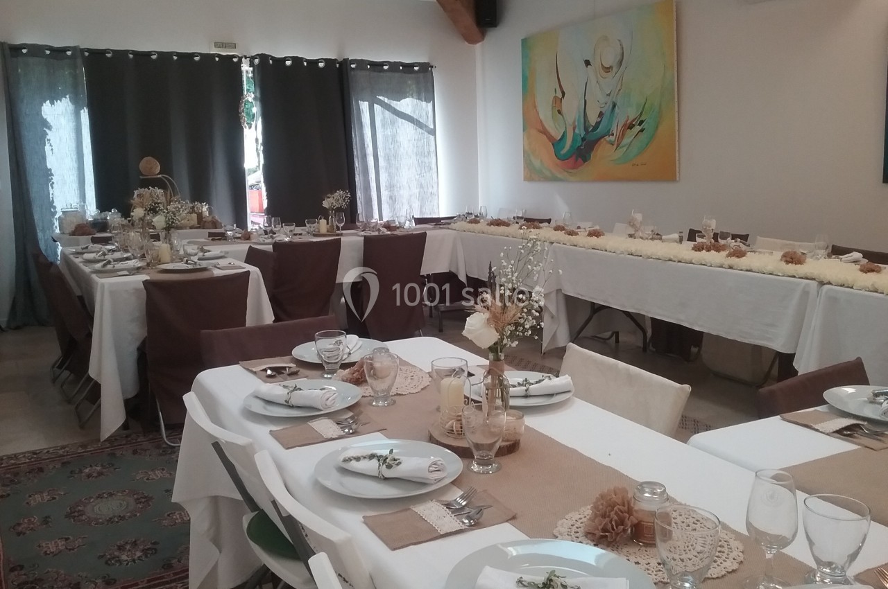 Location salle Caderousse (Vaucluse) - Domaine de la Lusignane #22 Salle décorée pour un repas festif avec tables dressées, nappes blanches, chemins de table en lin et décorations florales.