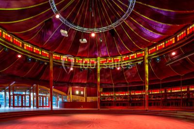 Terrasse extérieure avec tables rondes, chaises pliantes et guirlandes lumineuses suspendues, ambiance en soirée.