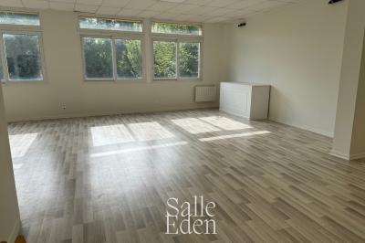 Miniature Location salle Marolles-en-Brie (Val-de-Marne) - Le Numéro de Marolles #4 Décoration d'anniversaire avec ballons colorés, fond végétal, et personnages de dessin animé dans une salle festive.