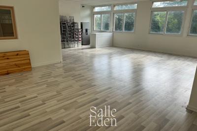 Miniature Location salle Marolles-en-Brie (Val-de-Marne) - Le Numéro de Marolles #3 Décoration d'anniversaire avec ballons colorés, fond végétal, et personnages de dessin animé dans une salle festive.