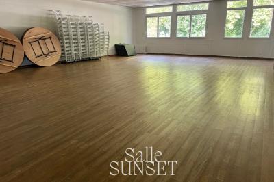 Miniature Location salle Marolles-en-Brie (Val-de-Marne) - Le Numéro de Marolles #8 Décoration d'anniversaire avec ballons colorés, fond végétal, et personnages de dessin animé dans une salle festive.