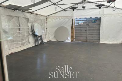 Miniature Location salle Marolles-en-Brie (Val-de-Marne) - Le Numéro de Marolles #9 Décoration d'anniversaire avec ballons colorés, fond végétal, et personnages de dessin animé dans une salle festive.