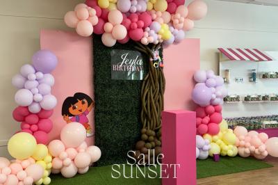 Miniature Location salle Marolles-en-Brie (Val-de-Marne) - Le Numéro de Marolles #11 Décoration d'anniversaire avec ballons colorés, fond végétal, et personnages de dessin animé dans une salle festive.