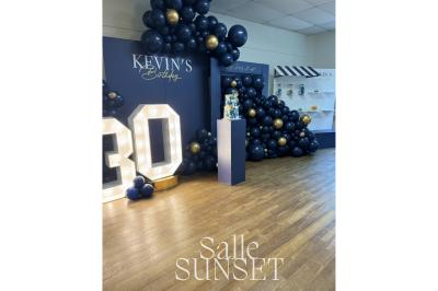 Miniature Location salle Marolles-en-Brie (Val-de-Marne) - Le Numéro de Marolles #2 Décoration d'anniversaire avec ballons colorés, fond végétal, et personnages de dessin animé dans une salle festive.