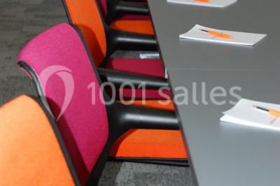 Miniature Location salle Louveciennes (Yvelines) - Campus BNP Paribas Louveciennes #22 Salle lumineuse avec décoration naturelle, comprenant un canapé en bois, une table en tronc d'arbre et des chaises colorées.