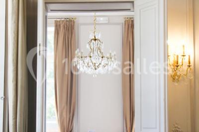 Miniature Location salle Louveciennes (Yvelines) - Campus BNP Paribas Louveciennes #19 Salle lumineuse avec décoration naturelle, comprenant un canapé en bois, une table en tronc d'arbre et des chaises colorées.