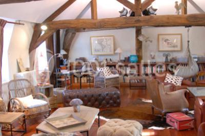 Miniature Location salle Louveciennes (Yvelines) - Campus BNP Paribas Louveciennes #13 Salle lumineuse avec décoration naturelle, comprenant un canapé en bois, une table en tronc d'arbre et des chaises colorées.