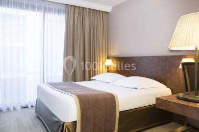 Miniature Location salle Louveciennes (Yvelines) - Campus BNP Paribas Louveciennes #21 Salle lumineuse avec décoration naturelle, comprenant un canapé en bois, une table en tronc d'arbre et des chaises colorées.